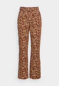 Calças castanhas com padrão, apresentando um design floral, uma cintura ajustada com um cinto redondo e uma silhueta de perna larga. Textura de tecido suave.