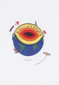 Camiseta blanca con un gráfico colorido de un globo terráqueo y un bolsillo con cremallera. Los detalles incluyen animales, íconos de viaje y el nombre de la marca "Paul Smith."