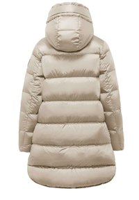 Giacca a vento beige con cappuccio, caratterizzata da un design trapuntato, texture liscia e un orlo leggermente curvo. Nessun hardware o dettagli visibili.
