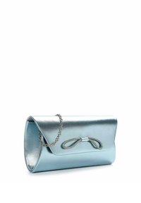 Pochette métallique bleu clair avec une bandoulière chaîne argentée et un nœud argenté décoratif sur le rabat avant.