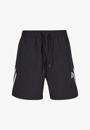 Pantalones cortos deportivos negros con cinturilla ajustable. Presentan paneles laterales verdes y rayas blancas. Hechos de tela ligera..logo en la parte inferior de la pierna.