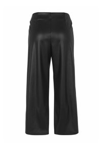 Zwarte faux leren culottes met een hoge taille, wijde pijpen en een soepele textuur. De achterkant heeft twee naaddetails en een nette afwerking.