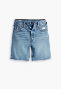 Denimshorts i ljusblått med hög midja, fem fickor, knappstängning, fransig nederkant och subtila slitdetaljer.