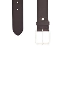 Brauner Ledergürtel mit glatter Oberfläche, ausgestattet mit einer silbernen Metall-Schnalle und mehreren Einstichlöchern nahe der Spitze.