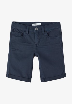 Pantaloni corti in denim blu navy con design classico, cinque tasche, chiusura a bottone e orli arrotolati. Il tessuto ha una texture liscia.