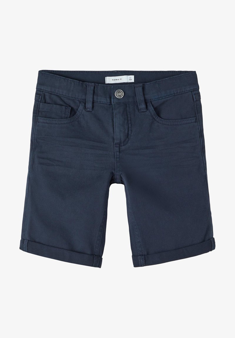 Shorts en denim bleu marine au design classique, avec cinq poches, fermeture à boutons et poignets retroussés. Le tissu a une texture lisse.