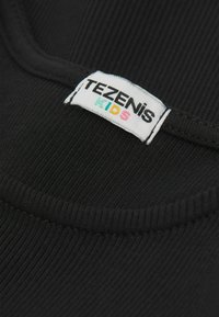 Černá ribbovaná tkanina s kulatým výstřihem; obsahuje textilní štítek s nápisem "TEZENIS KIDS" v barevných písmenech.