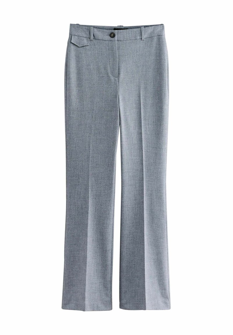 Pantalon tailleur pour femme gris clair, jambes droites, taille avec passants pour ceinture, fermeture à boutons et petit détail de poche à rabat.