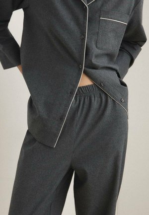 Conjunto de pijama de un gris oscuro con una camisa abotonada que presenta un bolsillo en el pecho y ribetes blancos, combinado con pantalones de cintura elástica. Textura de tela suave.
