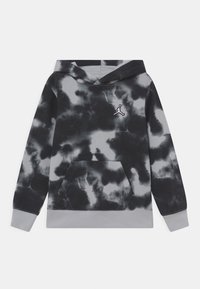 Bluza z kapturem w wzór tie-dye w kolorze czarnym i szarym. Posiada kieszeń kangurkę, ściągacze przy mankietach oraz haftowane logo Jumpman na klatce piersiowej.