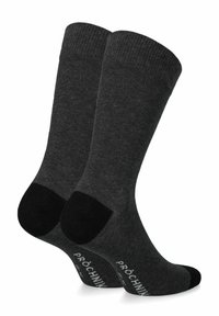 Czarne skarpetki do kostki z prążkowanym mankietem, gładką teksturą oraz wzmocnionymi czarnymi akcentami na palcach i pięcie. Logo "Prochill" na podeszwie.