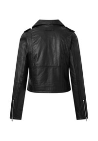 Chaqueta de motocicleta de cuero negro con un diseño corto, cuello pronunciado y puños con cremallera. Textura suave y detalles minimalistas.