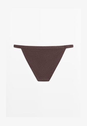 Dunkelbrauner, strukturierter Bikinihöschen mit schlanken Seitenriemen, flach auf weißem Hintergrund liegend.