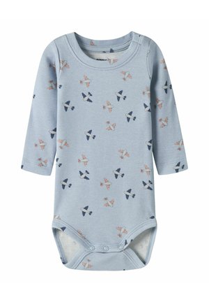 Body bébé bleu clair à manches longues avec pressions et motif de petits avions roses et bleu marine.