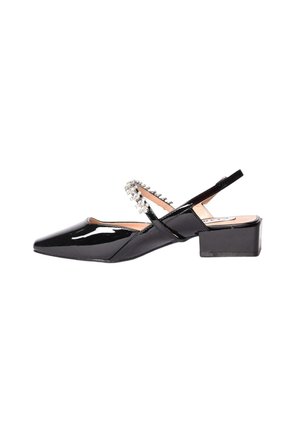 Scarpa slingback in vernice nera con punta affusolata, tacco medio a blocco e dettaglio decorativo di strass lungo la cinghia.