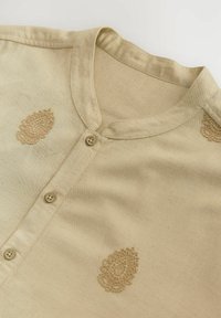 Beige Baumwollhemd mit Mandarin-Kragen, ausgestattet mit zwei Knöpfen und mehrschichtigen Paisleystickereien auf der Vorderseite. Glatte Textur.