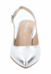 Scarpa slingback metallica argento con punta affilata, dotata di un cinturino sottile alla caviglia e una superficie liscia e lucida.