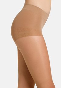 Beige sømløs shapewear med en glat tekstur og høj talje. Bunden har et subtilt mønster, der er lidt mørkere end hovedstoffet.