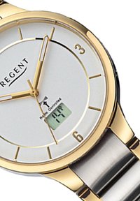 Montre dorée avec un cadran argenté et blanc, dotée d'aiguilles analogiques, d'un affichage numérique et d'un bracelet en métal. Connue pour son design minimaliste.