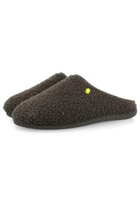 Chaussons marron en matériau peluche, doux au toucher, avec une semelle noire et un petit accent jaune. Design à dos ouvert et à bout arrondi.