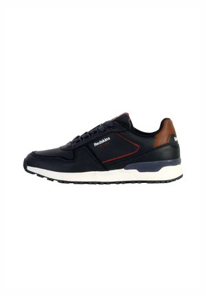 Baskets navy avec des accents en cuir, semelle en caoutchouc blanc, coutures rouges. Elles présentent un bout arrondi, un lacet et un logo sur le côté.