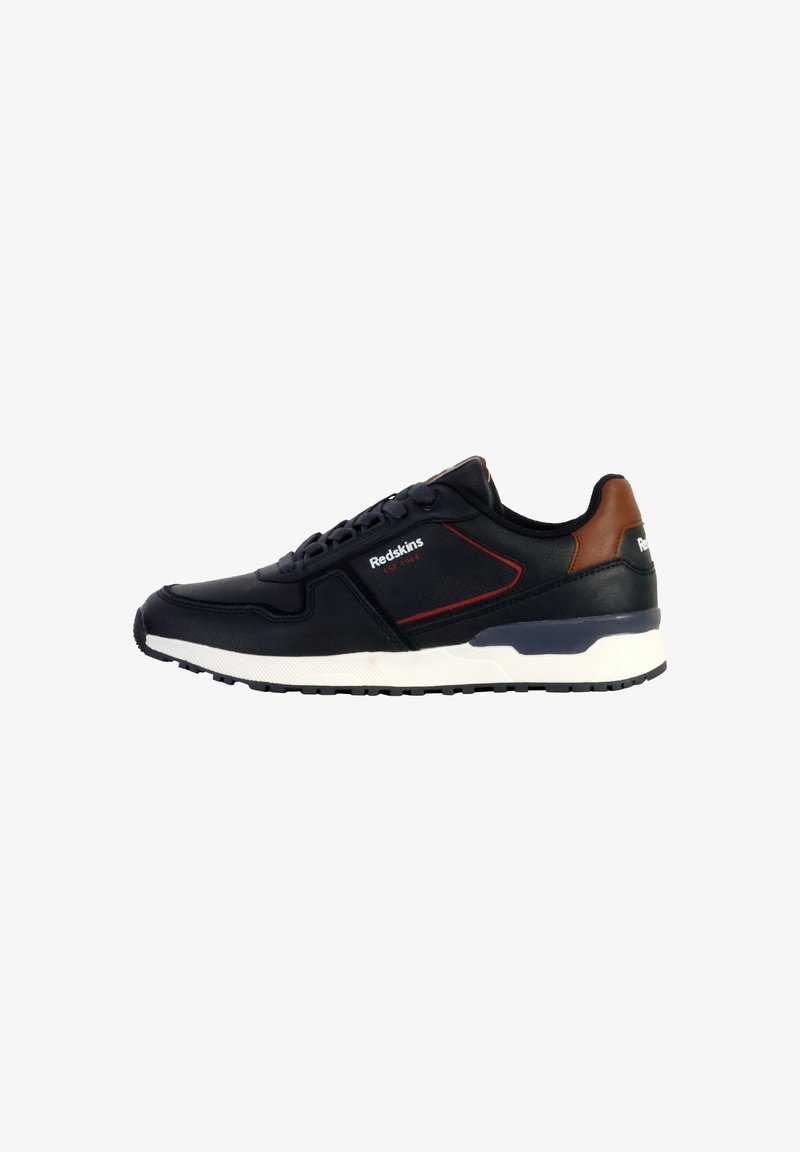 Baskets navy avec des accents en cuir, semelle en caoutchouc blanc, coutures rouges. Elles présentent un bout arrondi, un lacet et un logo sur le côté.