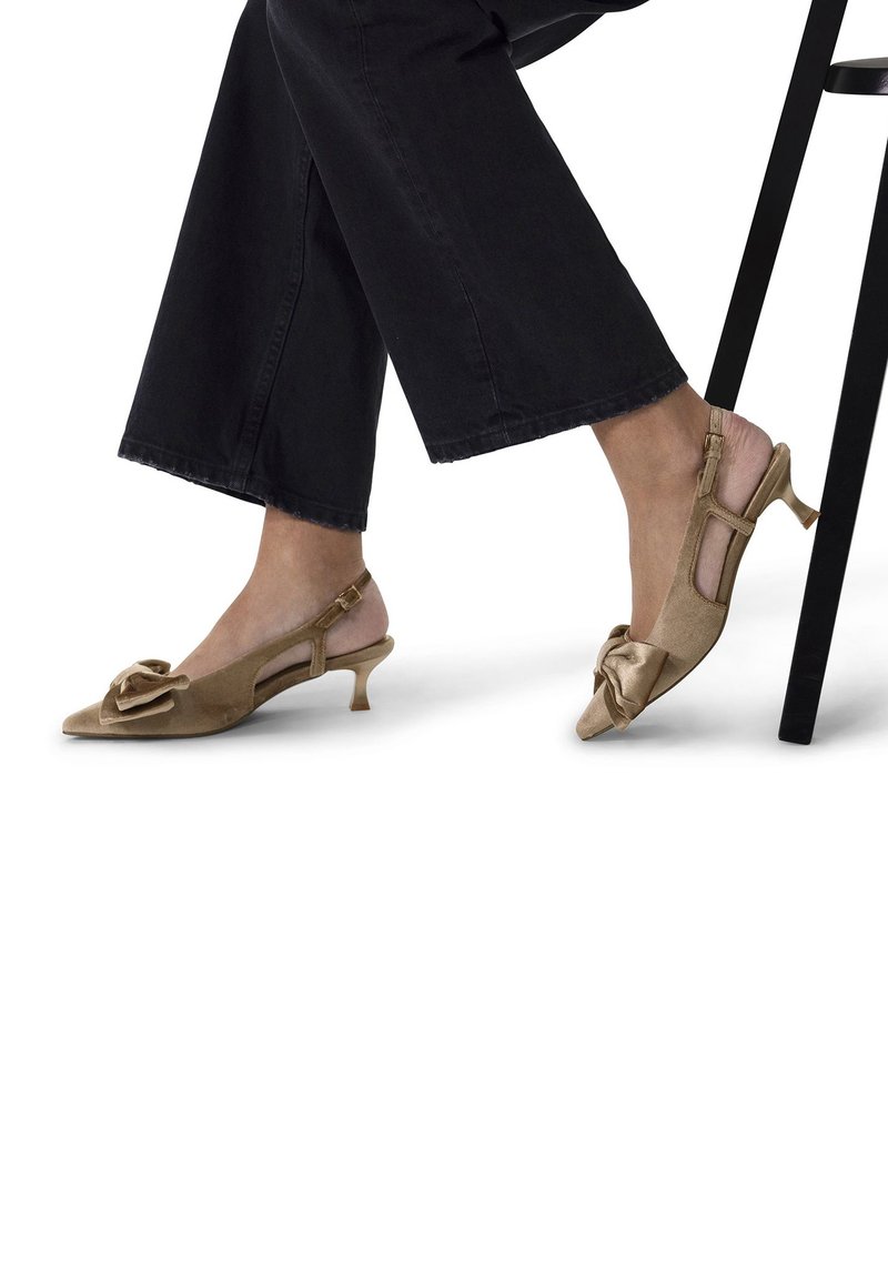 Tacchi slingback beige in satin, con dettaglio a fiocco sulla punta, forma appuntita e design con tacco kitten.