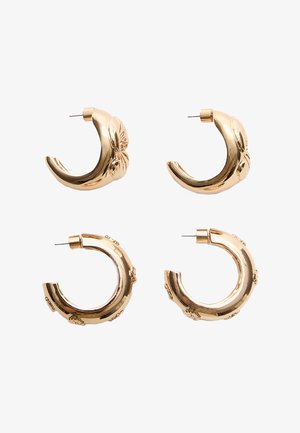 Guldtonede hoop øreringe med en buet form og blomsterdetaljer. Udstyret med en sikker stiftlås og en poleret overflade.