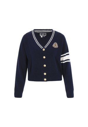 Cardigan a maglia blu navy con scollo a V, bottoni dorati e un motivo lavorato. Presenta strisce bianche sulle maniche e un emblema ricamato.
