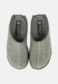 Pantofole in lana grigia con una morbida trama in feltro, caratterizzate da un design arrotondato e cuciture minime, che mostrano uno stile semplice e funzionale.