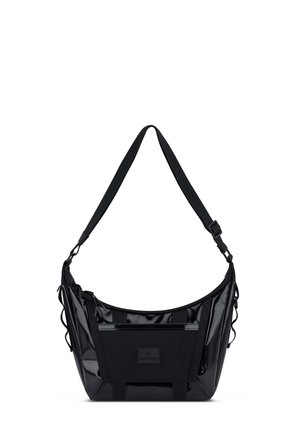 Borsa a spalla nera realizzata in materiale lucido, con forma arrotondata, tracolla regolabile, tasca frontale e dettagli testurizzati.