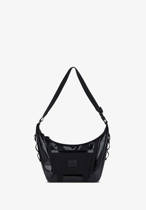 Schwarze Schultertasche aus glänzendem Material, mit runder Form, verstellbarem Tragegurt, Fronttasche und strukturierten Akzenten.