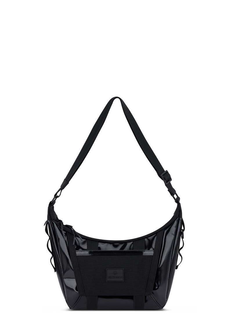 Musta olkalaukku, joka on valmistettu kiiltävästä materiaalista, pyöreän muotoinen, säädettävällä hihnalla, etutaskulla ja tekstuurilla varustetuilla yksityiskohdilla.