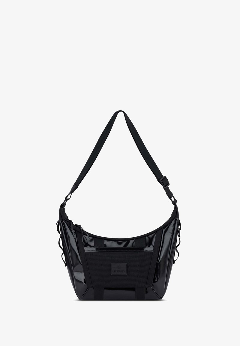 Fekete válltáska fényes anyagból, lekerekített formával, állítható pánttal, elülső zsebbel és texturált díszítésekkel.