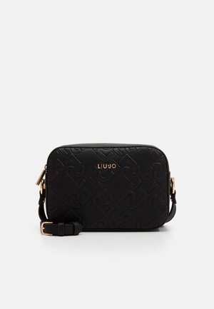 Sort rektangulær crossbodytaske med præget mønster, gyldent logo og justerbar rem med gyldent spænde på hvid baggrund.
