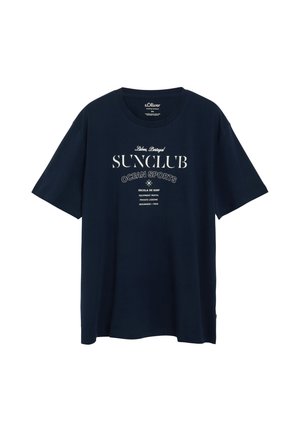 Granatowy t-shirt z krótkim rękawem z białym tekstem „"Lisboa, Portugal Sunclub Ocean Sports"” oraz mniejszymi informacjami o usługach szkoły surfingu.