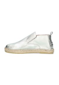 Scarpa slip-on argentata metallizzata con punta tonda, suola intermedia in juta e un piccolo tassello sul tallone. Texture liscia, cuciture minime e dettaglio del logo sul tallone.