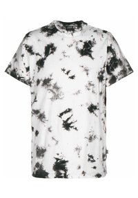 T-shirt blanc à manches courtes avec motif tie-dye noir et gris, col rond, et petite étiquette de marque sur l'ourlet inférieur.