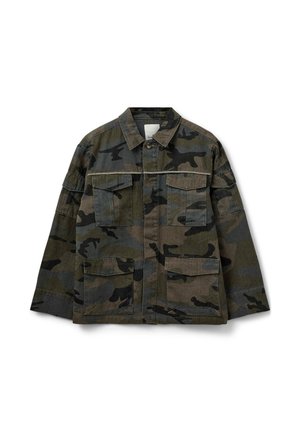 Kamouflagejakke i mørkegrøn og grå stof med knaplukning foran, store brystlommer og krave. Casual, løstsiddende design.
