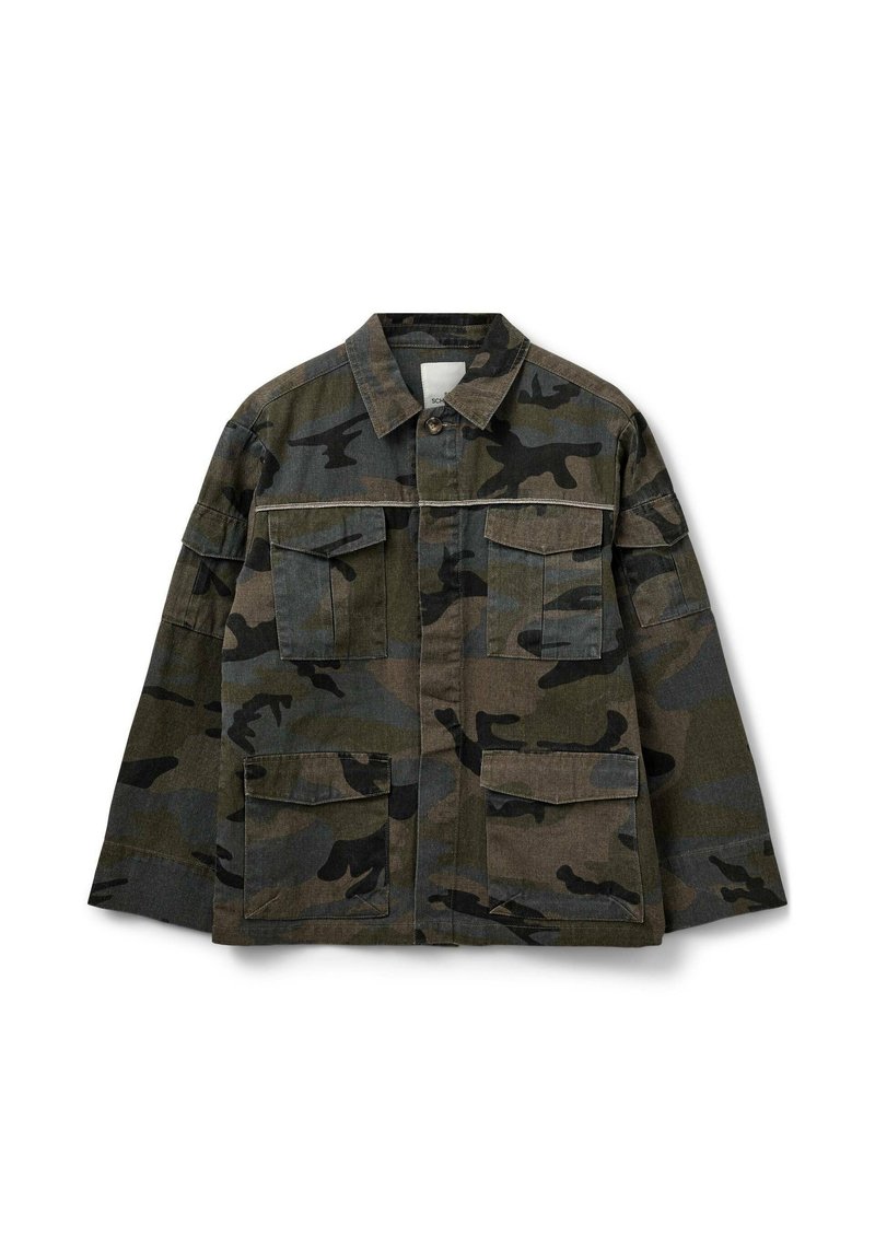 Kamouflagejakke i mørkegrøn og grå stof med knaplukning foran, store brystlommer og krave. Casual, løstsiddende design.