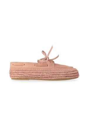 Mocassin en daim rose avec semelle plateforme tissée et détail de lacet noué sur le dessus, présenté en profil latéral sur fond blanc.