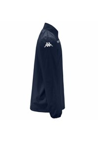 Giacca a vento navy con colletto rialzato, polsini elastici e logo bianco sulla spalla sinistra. Realizzata in tessuto leggero e liscio.