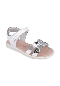 Sandalia blanca con acentos plateados, con múltiples decoraciones en forma de corazón. Correa ajustable y suela texturizada para mayor agarre.