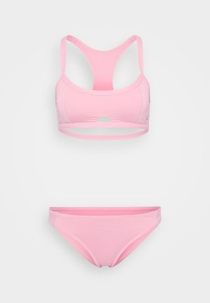 Ροζ μπικίνι σετ που περιλαμβάνει μπραλέτα με ράχη σπορ και χοντρές τιράντες, καθώς και συνδυασμένα χαμηλά σλιπ. Λείο ύφασμα με μινιμαλιστικό σχεδιασμό.