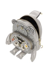 Zaino in pelle argento con fronte glitterato e strutturato, con design a forma di faccia di animale, grandi occhi e dettagli ricamati. Chiusura con cerniera.