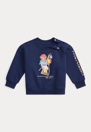 Donkerblauwe peutertrui met geknoopte schouder, afgebeeld met een beer die nautische vlaggen vasthoudt en "POLO RL" tekst op de mouw.