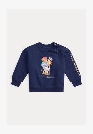 Granatowa bluza dla malucha z guzikami na ramieniu, z nadrukiem misia trzymającego flagi morskie oraz napisem "POLO RL" na rękawie.