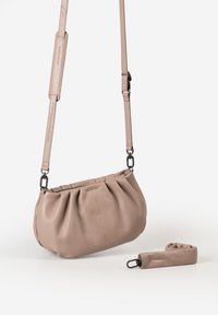 Beige Leder Umhängetasche mit gerafftem Design, Metallbeschlägen, verstellbarem Tragegurt und weicher Textur. Inklusive abnehmbarem Gurt.