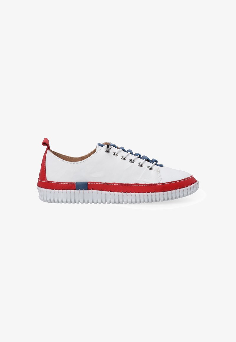 Białe skórzane sneakersy z czerwonymi i niebieskimi akcentami, okrągły czubek, płaska biała podeszwa i osiem oczek na sznurowadła. Szczegół boczny w kontrastowym kolorze.