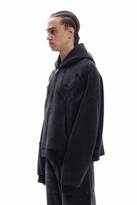 Μαύρο cropped φούτερ από απαλό ύφασμα, με ανάγλυφο σχέδιο στο μπροστινό μέρος, μπροστινές τσέπες και κουκούλα με κορδόνι.